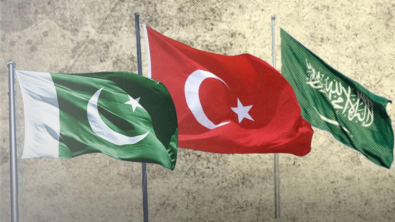 Suudi Arabistan’daki simge yapılar Türkiye, Suudi Arabistan ve Pakistan bayraklarıyla ışıklandırıldı