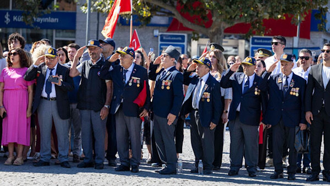 İzmir’in kurtuluşunun 104. yıl dönümü bayrak töreniyle kutlandı